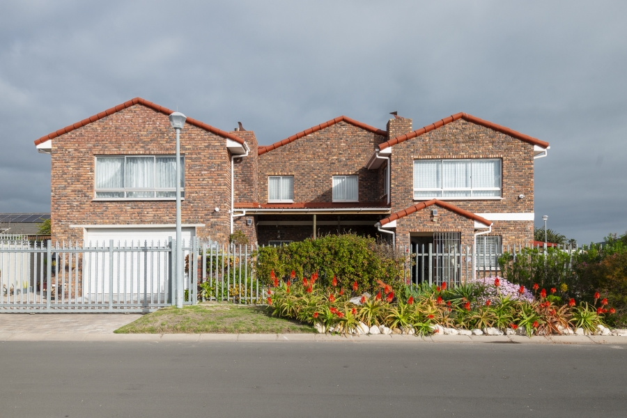 5 Bedroom Property for Sale in Middedorp Western Cape